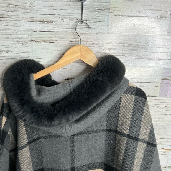 Elegant Gray Plaid Cape with Faux Fur Trim - Picture 7 of 11